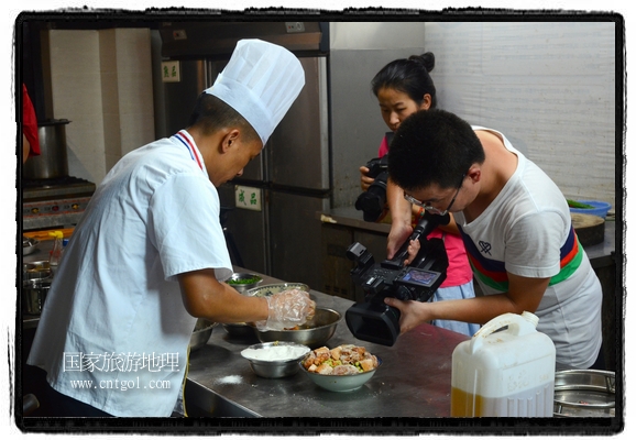 此次攝制組通過拍攝婺源代表名菜糊豆腐、粉蒸肉、荷包紅魚、賽鵝頸及地方小吃清明果、灰汁果、糯米子糕等來詮釋婺源美食經(jīng)典，展示婺源食文化，打造獨(dú)屬婺源的美食符號(hào)。