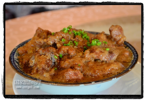 此次攝制組通過拍攝婺源代表名菜糊豆腐、粉蒸肉、荷包紅魚、賽鵝頸及地方小吃清明果、灰汁果、糯米子糕等來詮釋婺源美食經(jīng)典，展示婺源食文化，打造獨(dú)屬婺源的美食符號(hào)。