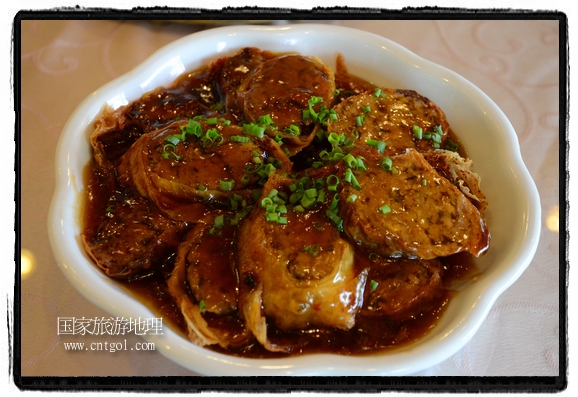 此次攝制組通過拍攝婺源代表名菜糊豆腐、粉蒸肉、荷包紅魚、賽鵝頸及地方小吃清明果、灰汁果、糯米子糕等來詮釋婺源美食經(jīng)典，展示婺源食文化，打造獨(dú)屬婺源的美食符號(hào)。