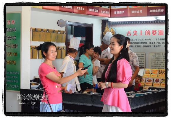 此次攝制組通過拍攝婺源代表名菜糊豆腐、粉蒸肉、荷包紅魚、賽鵝頸及地方小吃清明果、灰汁果、糯米子糕等來詮釋婺源美食經(jīng)典，展示婺源食文化，打造獨(dú)屬婺源的美食符號(hào)。