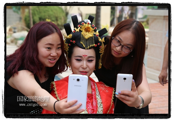 6月19日，端午節(jié)的前一天，甘肅平?jīng)鍪嗅轻紖^(qū)南山公園澳廈麗灣小區(qū)“邀請(qǐng)”唐朝被譽(yù)為四大美女之一的“楊貴妃”前來(lái)與市民見面，共度“端午佳節(jié)”。期間，“貴妃娘娘”由一名解說(shuō)人員做向?qū)Вc小區(qū)居民一同游玩、賞景、互敬酒水、合影留念，并現(xiàn)場(chǎng)贈(zèng)送大人小孩粽子、香包和糖果。