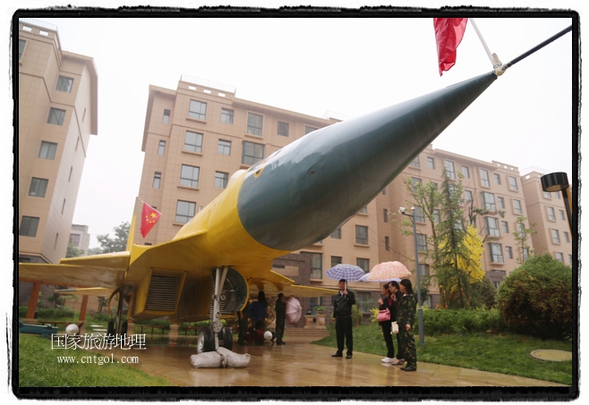 小區(qū)突然出現(xiàn)“飛機坦克”，其中殲15艦載戰(zhàn)斗機一架、99式主戰(zhàn)坦克一輛、武直-10武裝直升機一架，吸引了眾多市民雨中圍觀、合影。