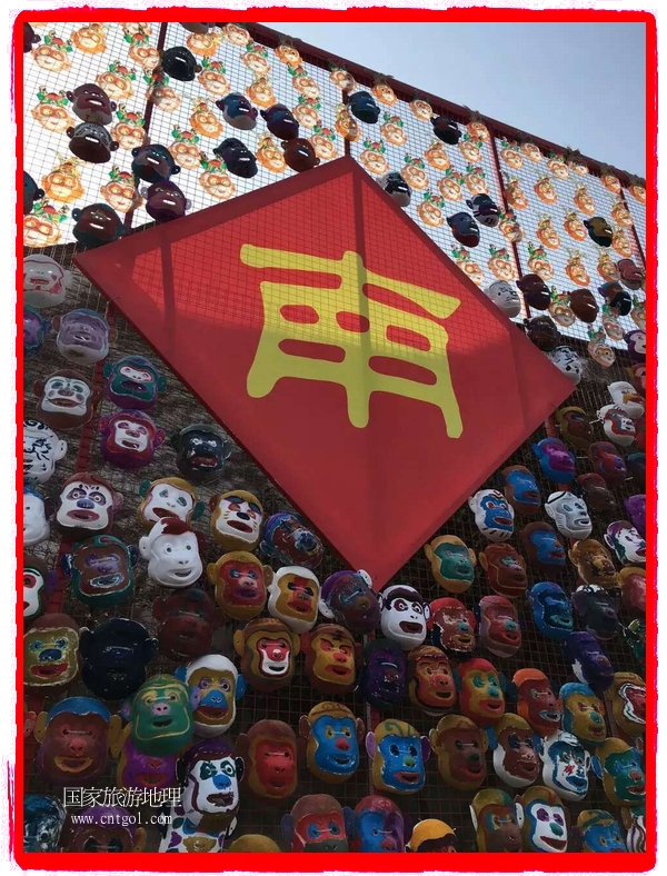 中國規(guī)模最大的猴面具彩繪在南潯古鎮(zhèn)展示。猴子真是今年最紅的動物。 