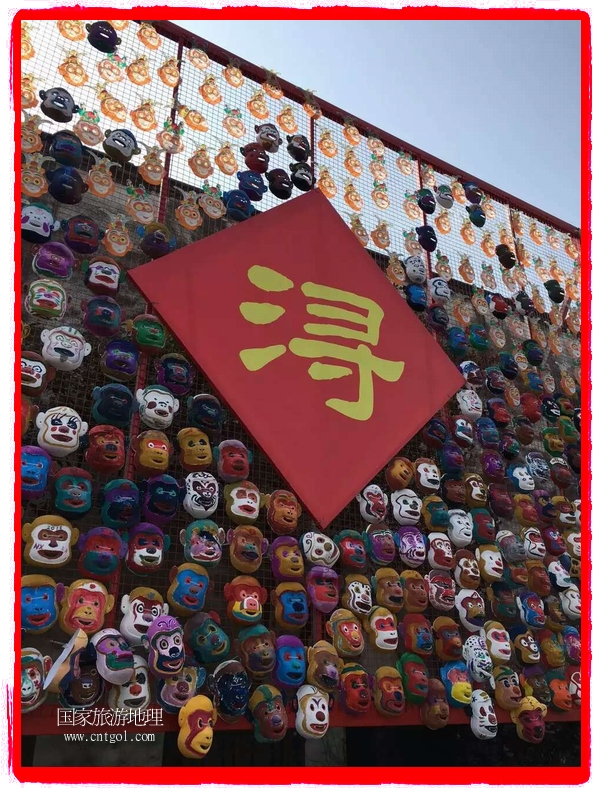 中國規(guī)模最大的猴面具彩繪在南潯古鎮(zhèn)展示。猴子真是今年最紅的動物。 
