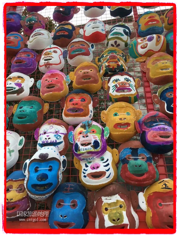 中國規(guī)模最大的猴面具彩繪在南潯古鎮(zhèn)展示。猴子真是今年最紅的動物。 