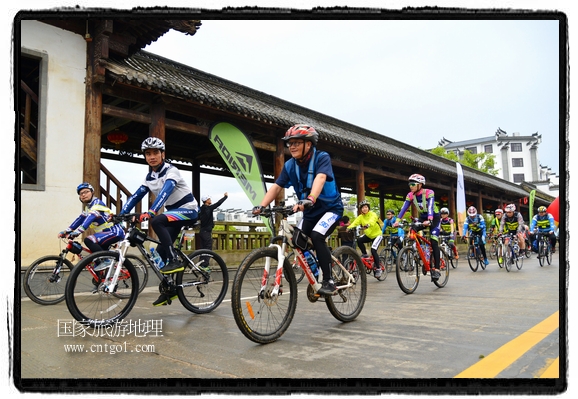 來自江西、安徽、浙江、福建等省市近千名選手參加了比賽，婺源賽道沿途的秀美風光和徽派古村落，給參賽選手留下美好的印象。