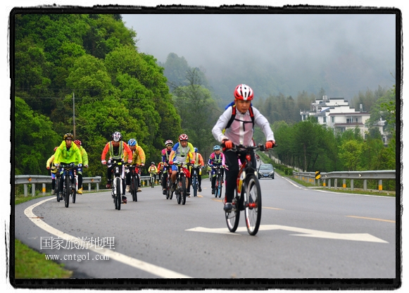 來自江西、安徽、浙江、福建等省市近千名選手參加了比賽，婺源賽道沿途的秀美風光和徽派古村落，給參賽選手留下美好的印象。