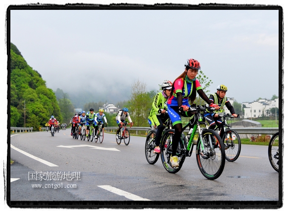 來自江西、安徽、浙江、福建等省市近千名選手參加了比賽，婺源賽道沿途的秀美風光和徽派古村落，給參賽選手留下美好的印象。