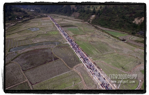 1700桌合攏宴，總長3.7公里，10380人同桌就餐，創(chuàng)歷史之最